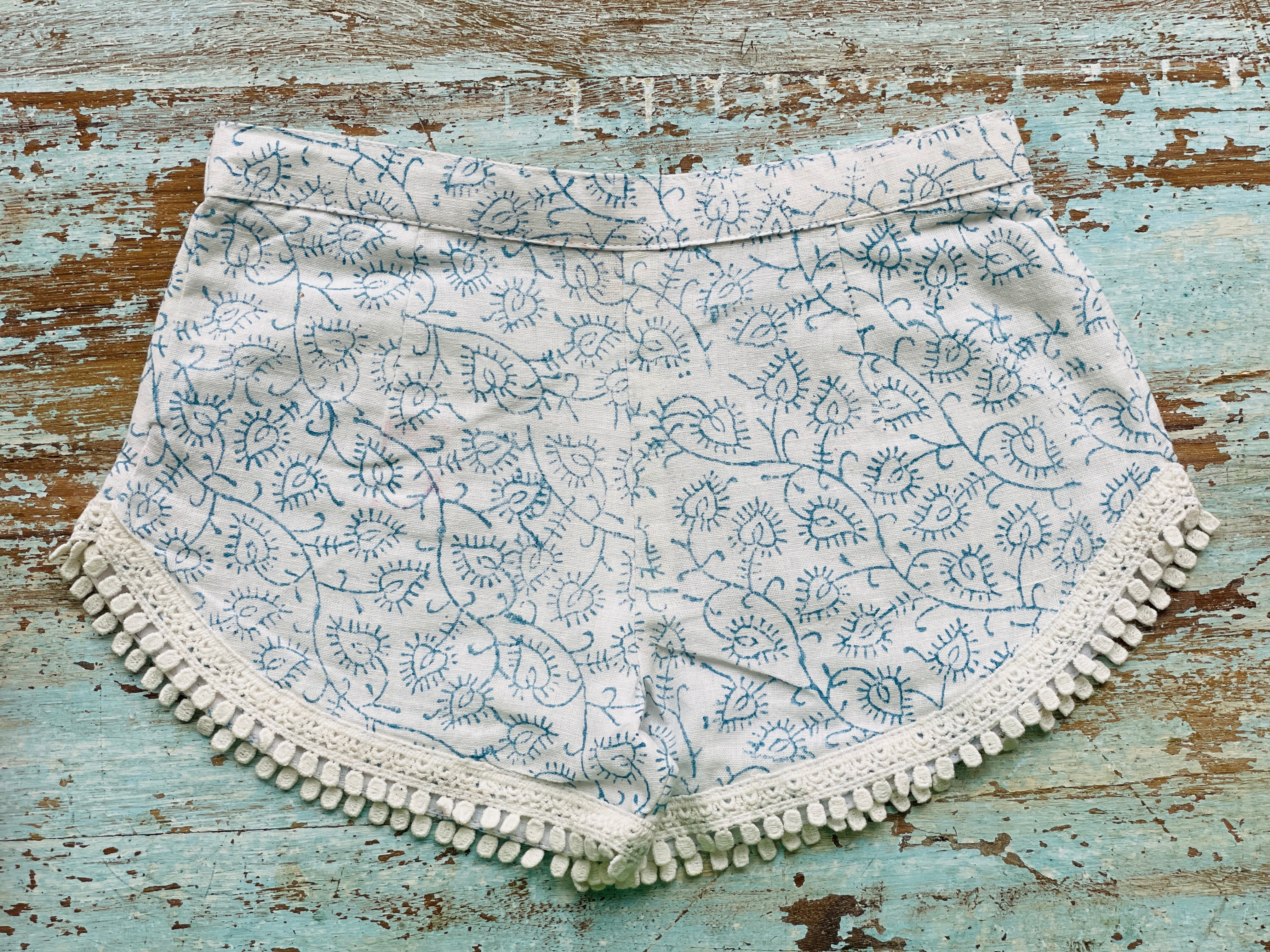 COASTIE SHORTS - Blue Creeper White Lace