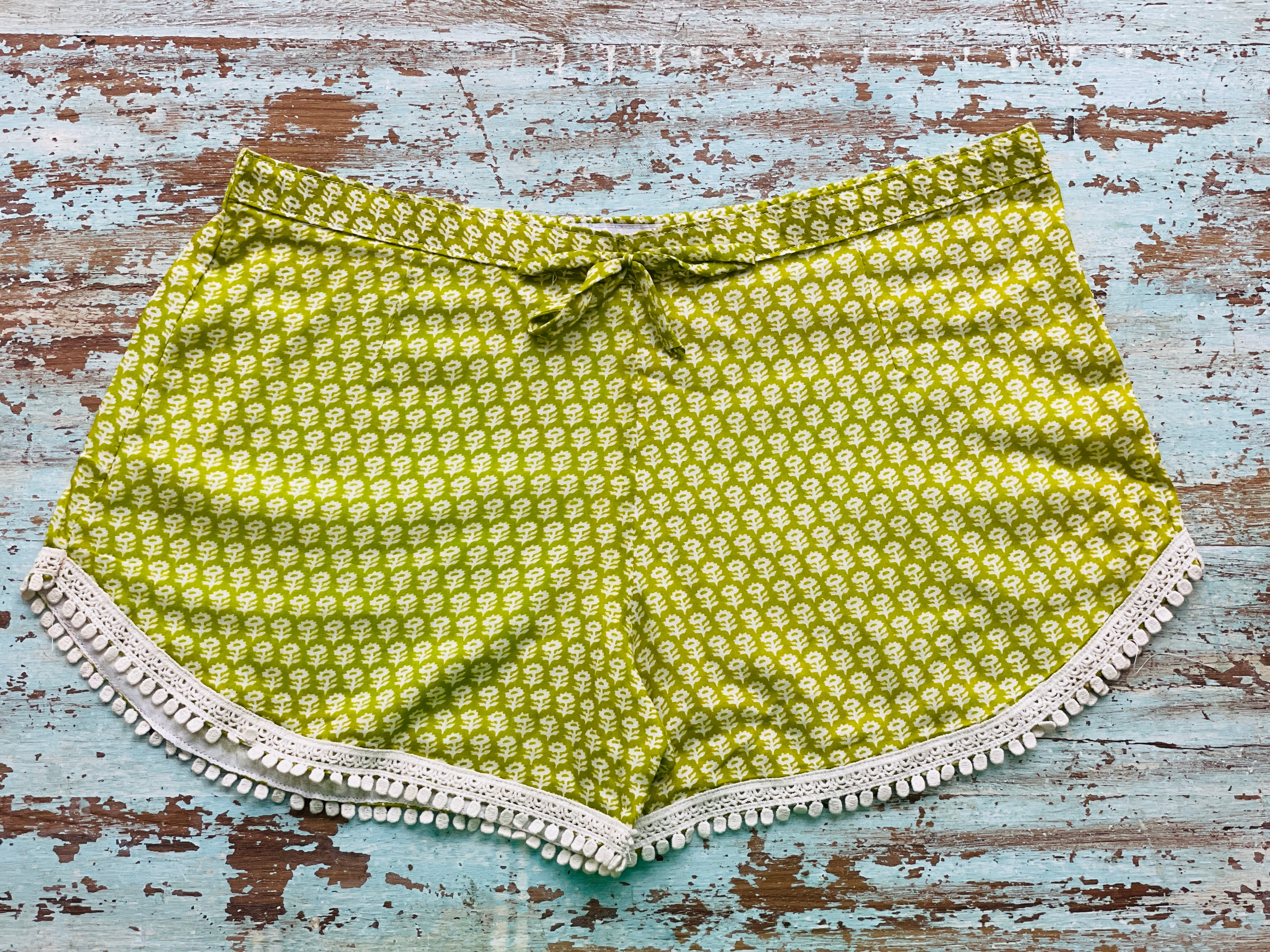 COASTIE SHORTS - Green Flower White lace