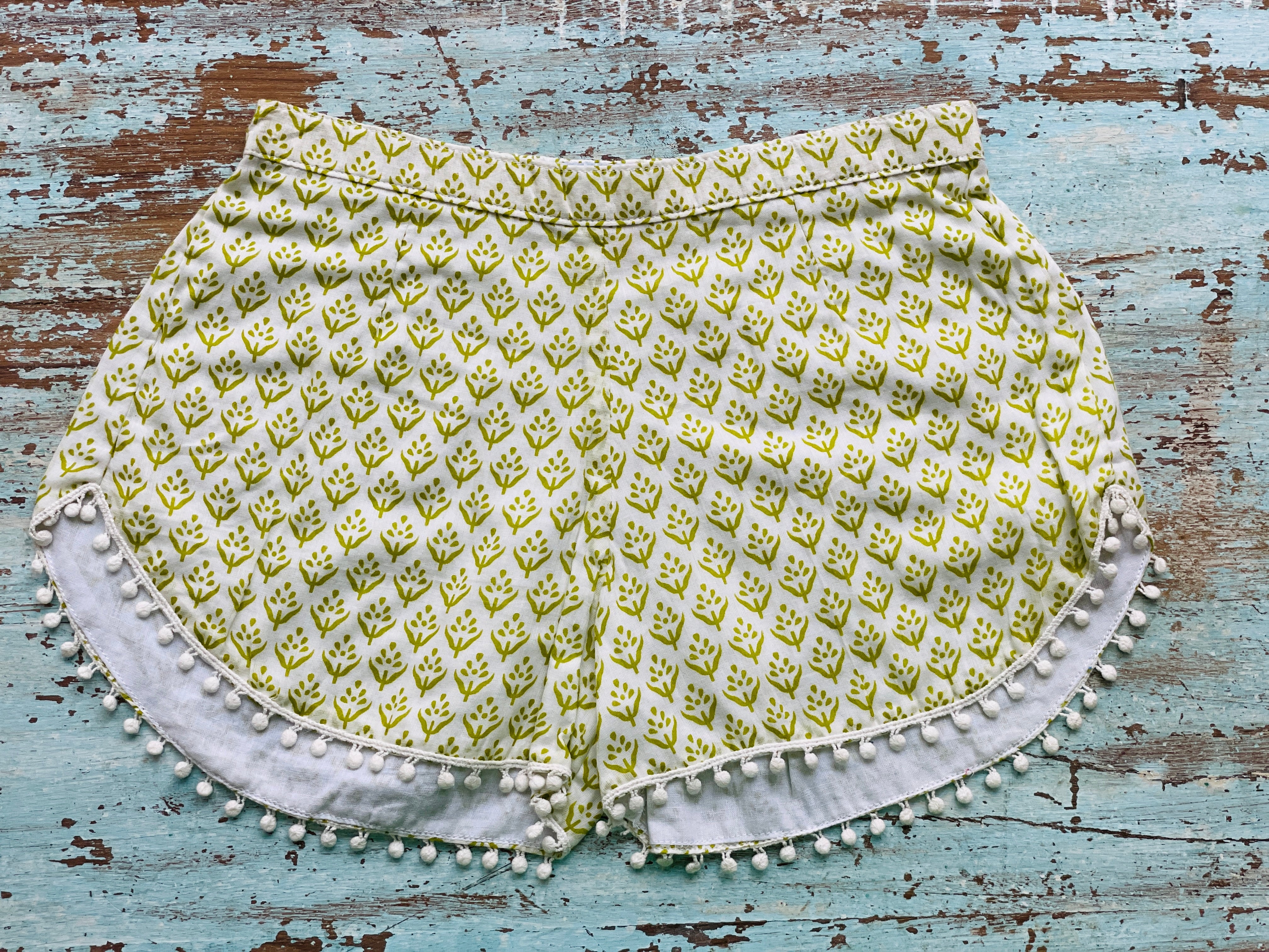 COASTIE SHORTS - Light Green Leaf White bobble