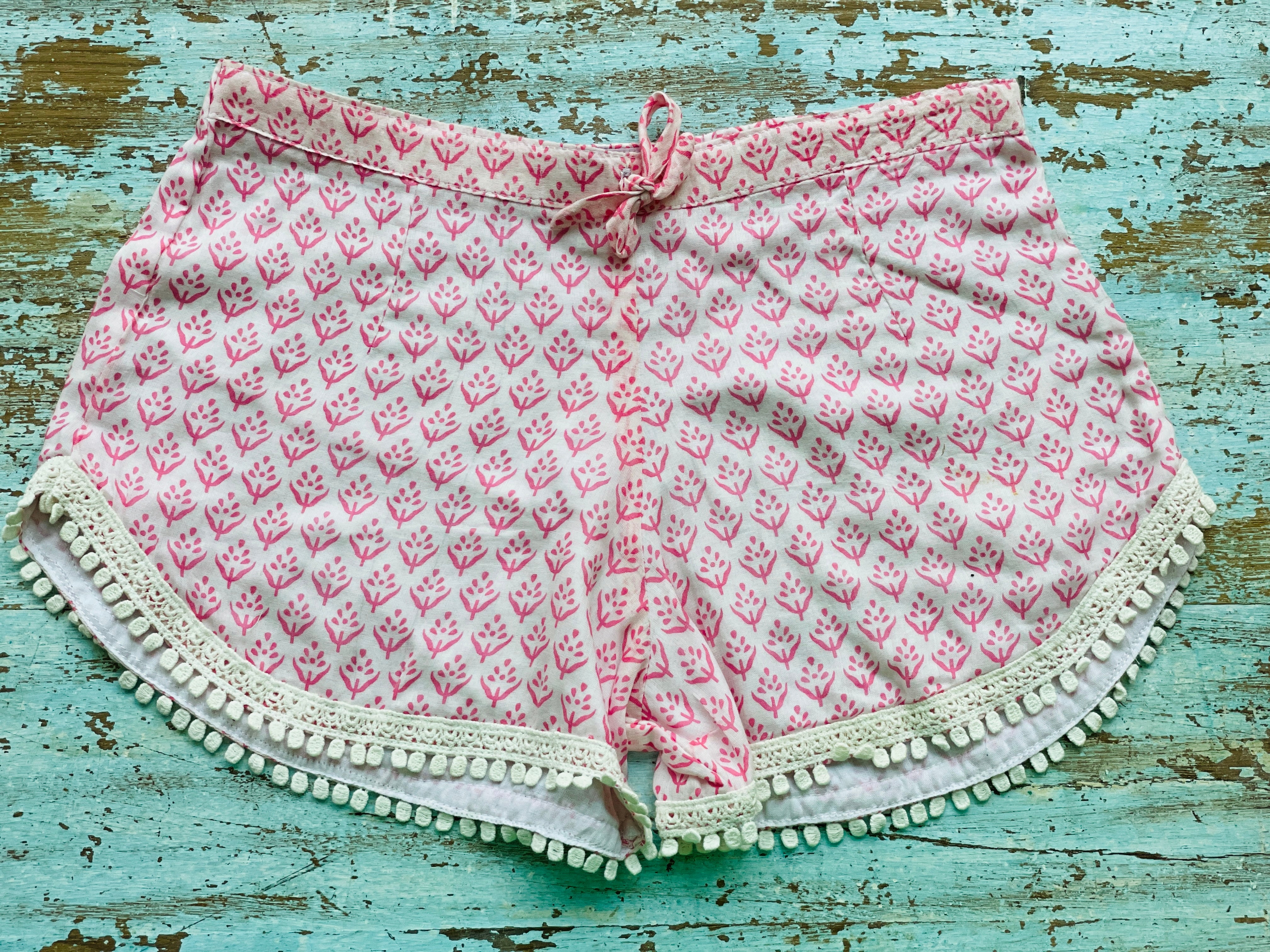 COASTIE SHORTS - Pink Leaf White Lace