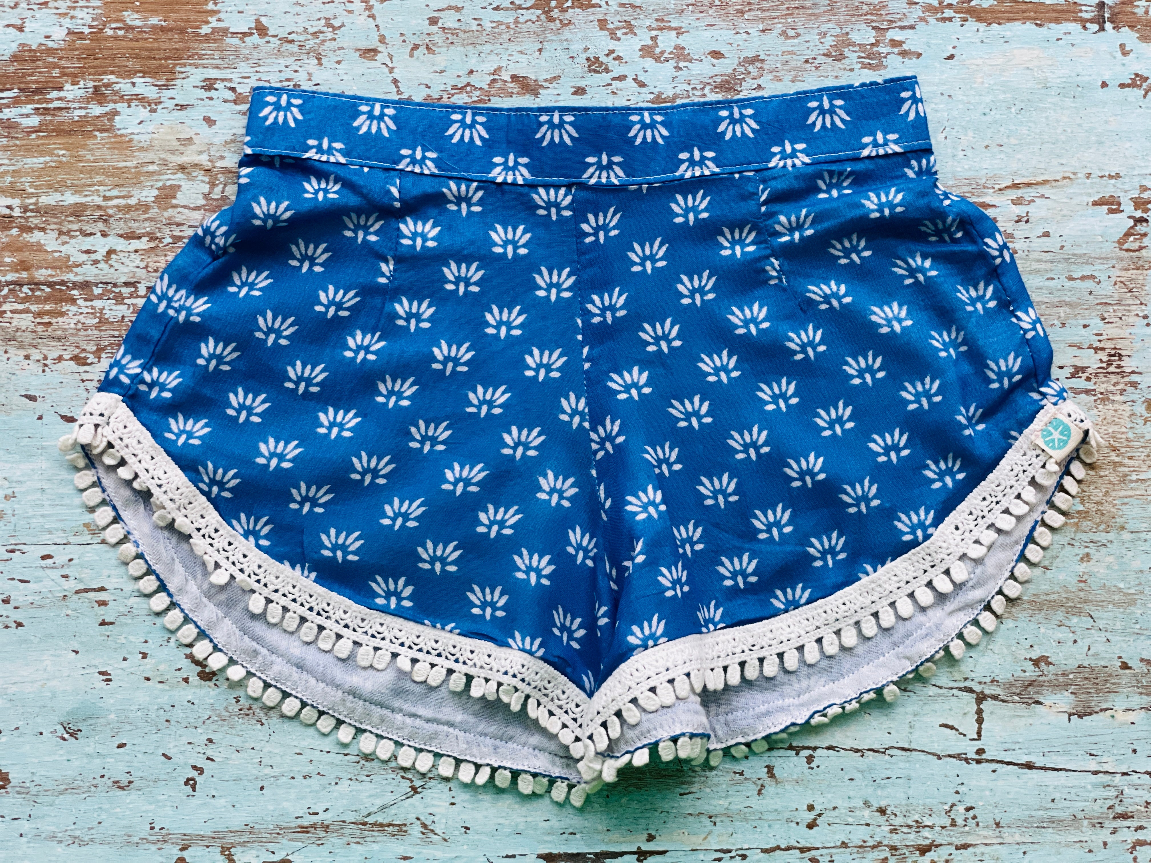 COASTIE SHORTS - Blue Flower White Lace