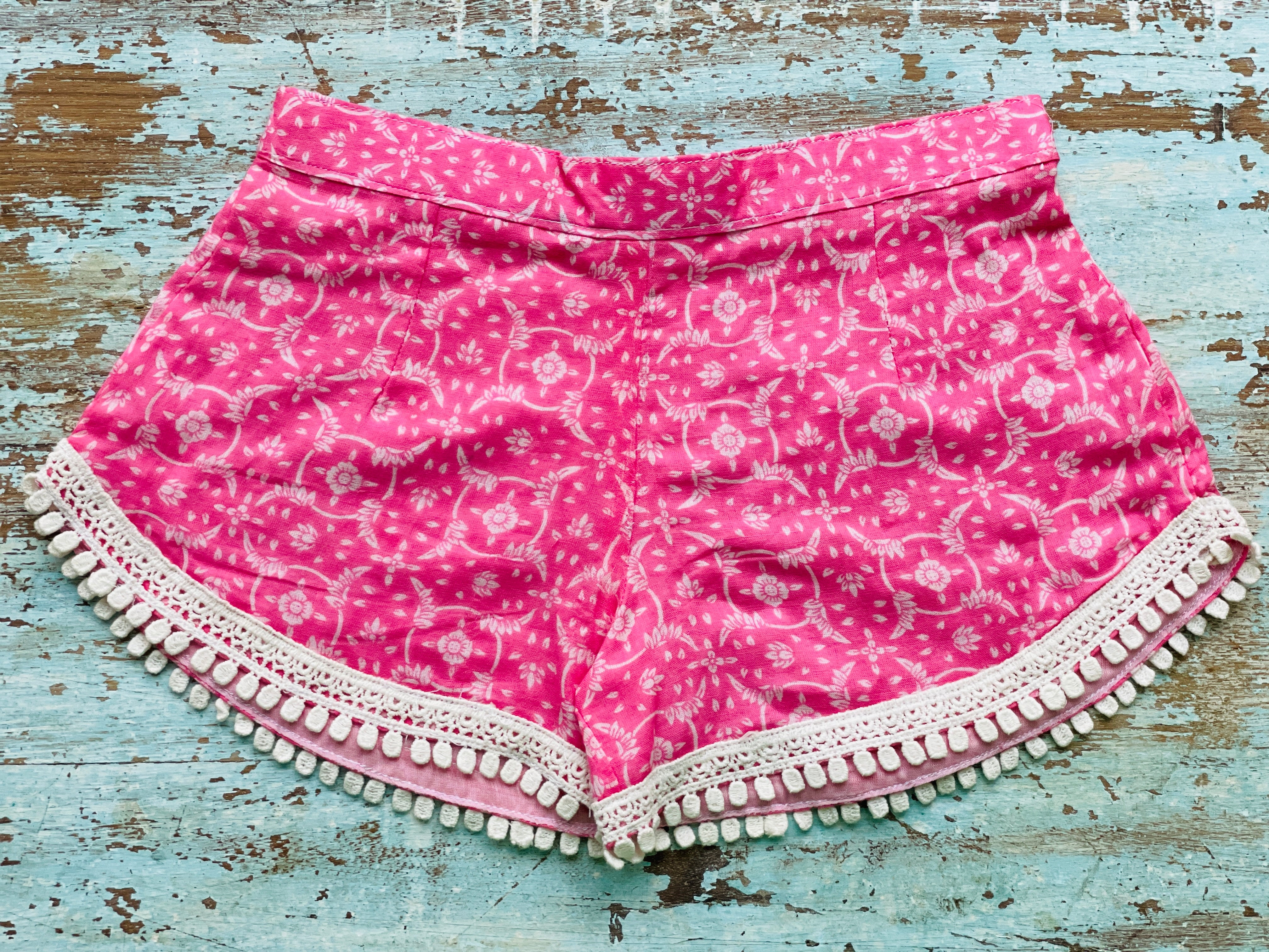 COASTIE SHORTS - Pink Flower White Lace