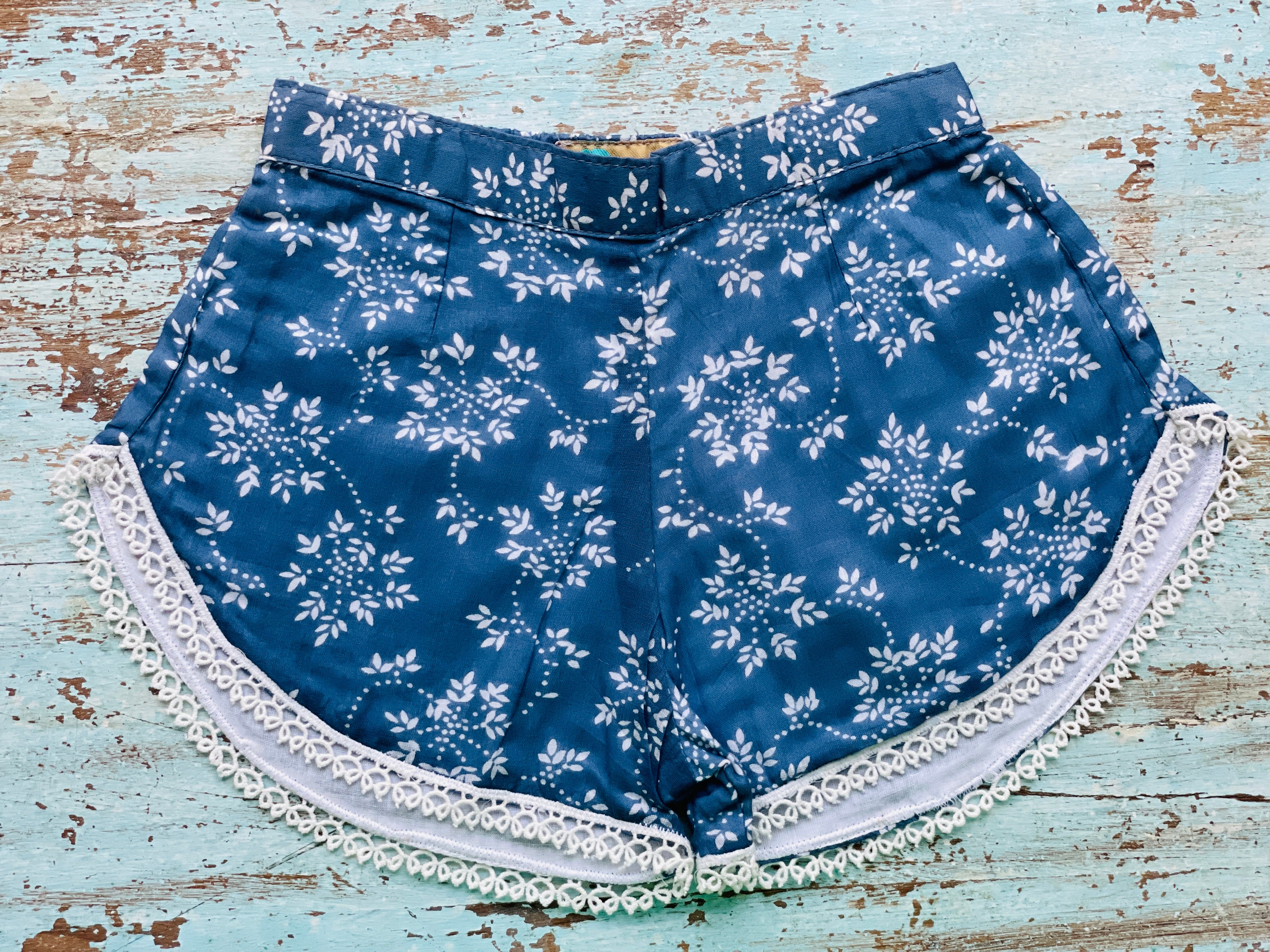 COASTIE SHORTS - Blue White Flower White Lace