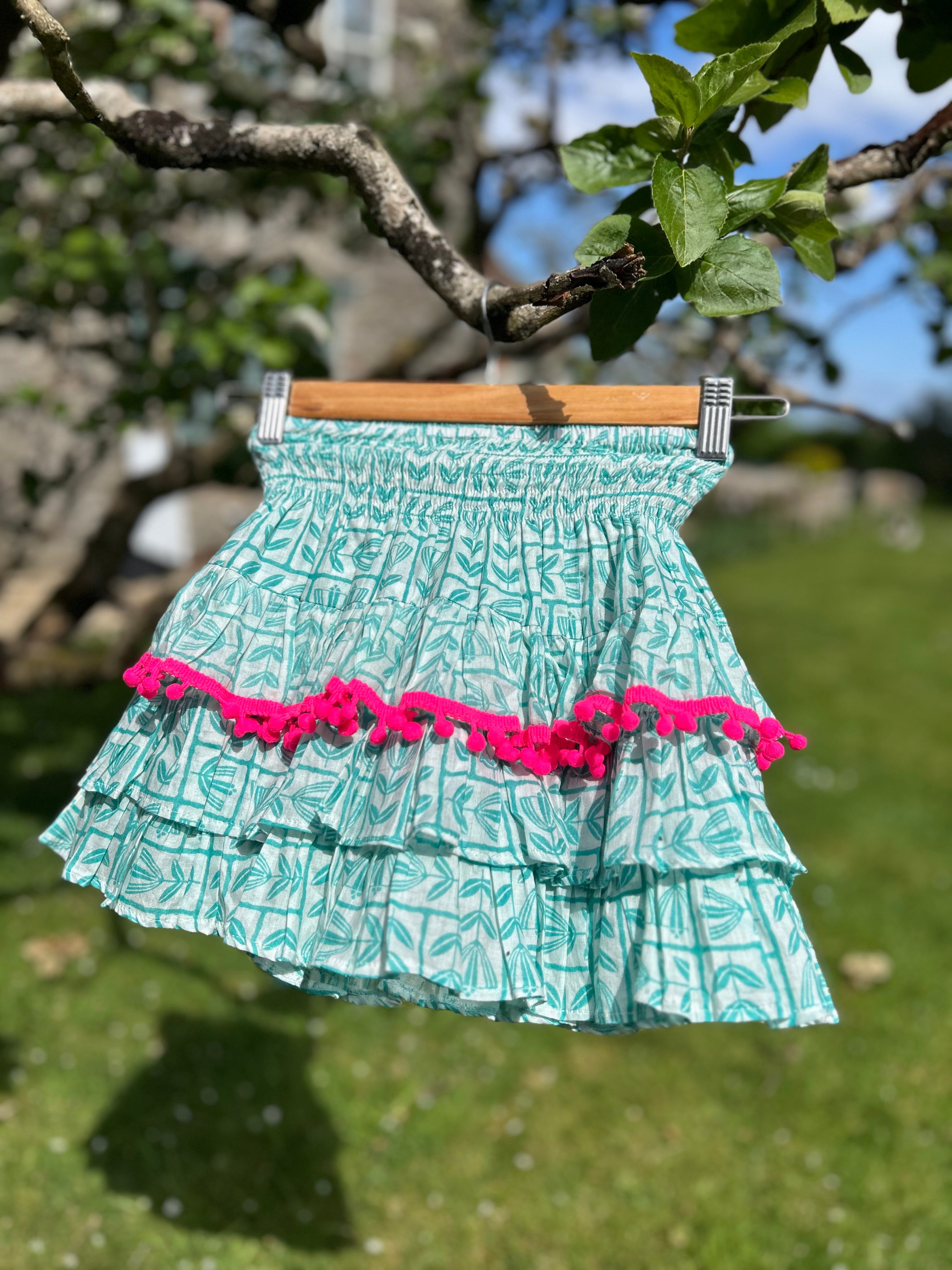 NEW! - RARA SKORT - green tulip with neon pink