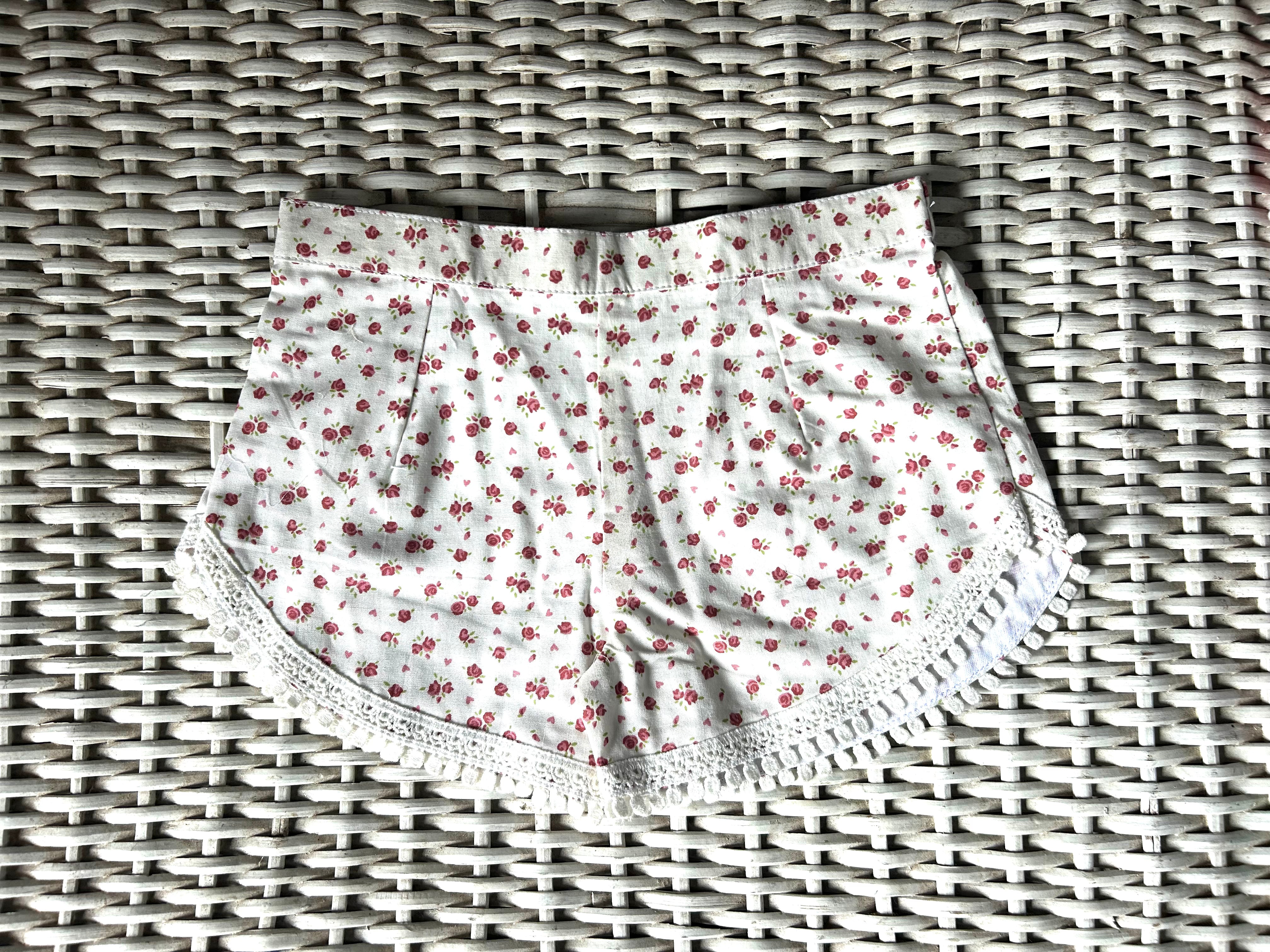 Coastie Shorts - mini rose with white lace (4-5yrs)
