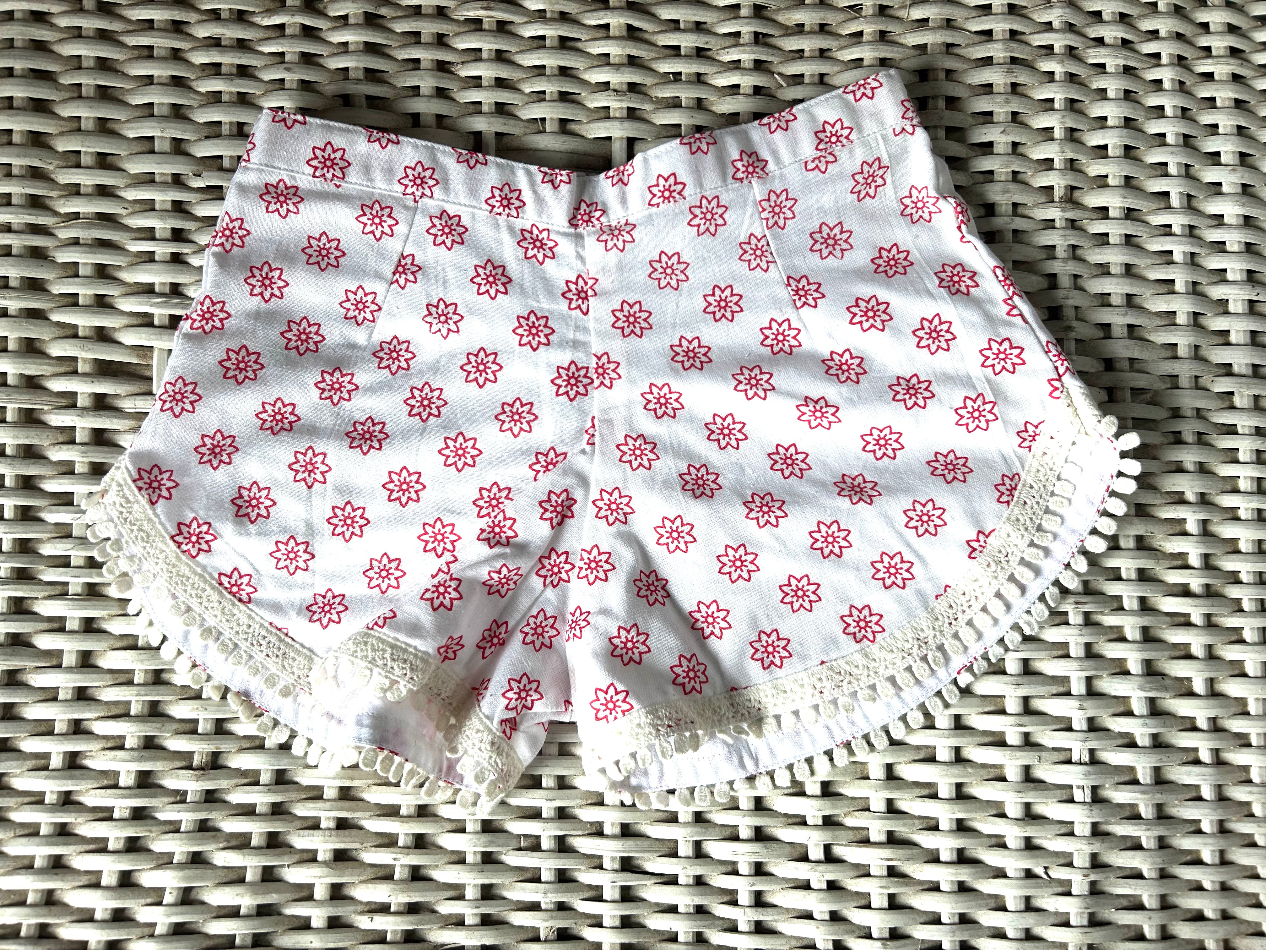 Coastie Shorts - red star flowers with white lace (8-9yrs)